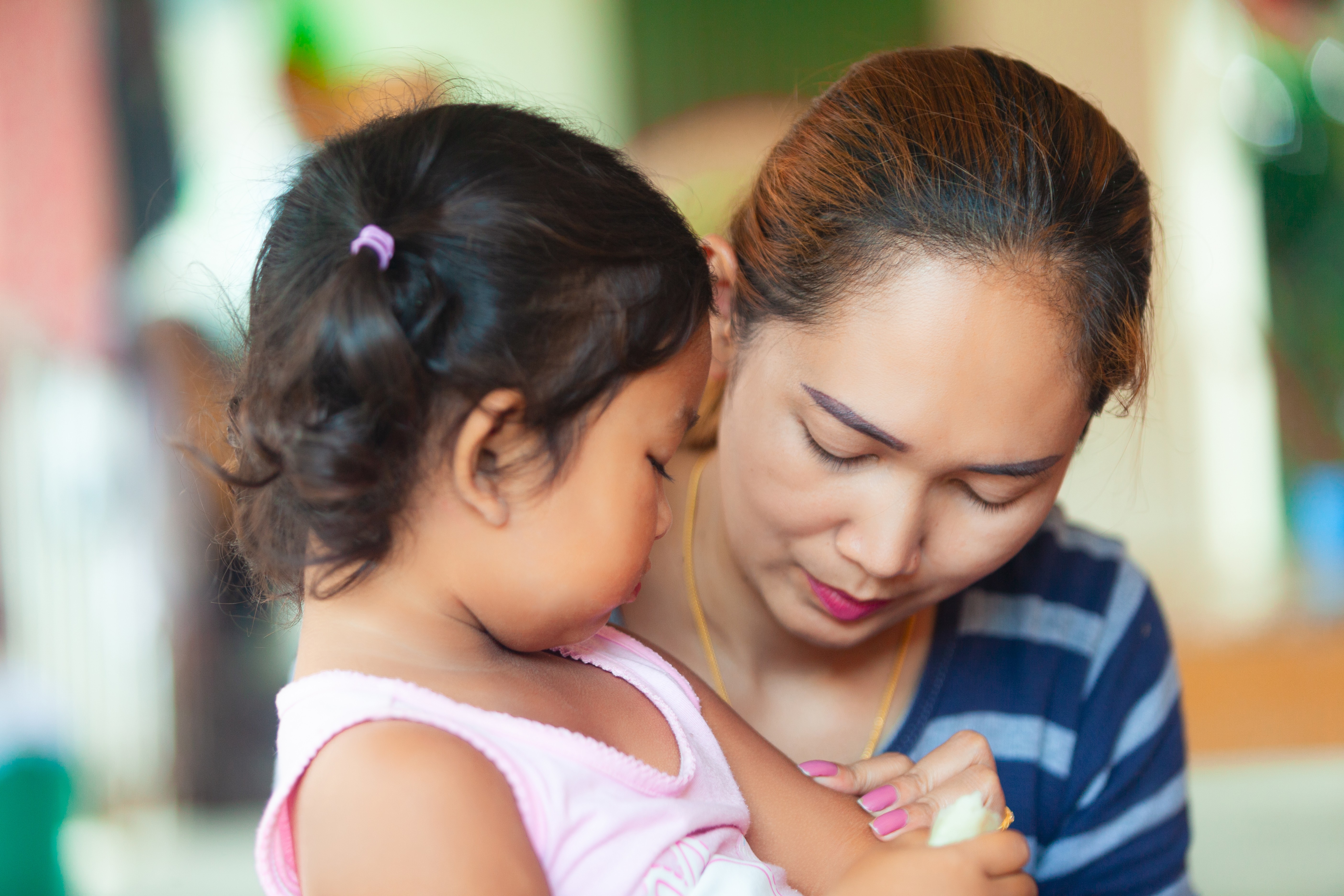 pertolongan pertama anak jatuh, cara mengatasi anak jatuh, anak terjatuh cedera, langkah aman anak jatuh, Bunda, si Kecil